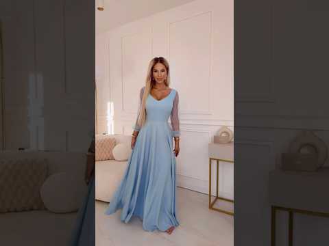 640-5 Μοναδικό μακρύ φόρεμα LORETTA με τούλινα μανίκια και ντεκολτέ - γαλάζιο ουρανού